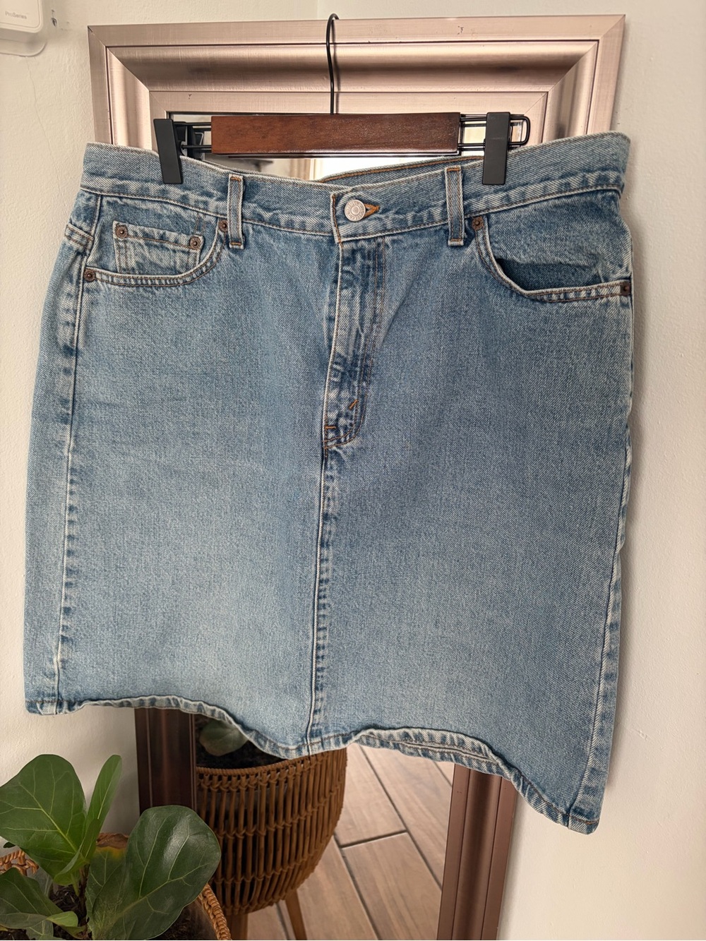 Vintage Levi’s Red Tab Denim Skirt Size 16 – Light Wash Blue Y2K